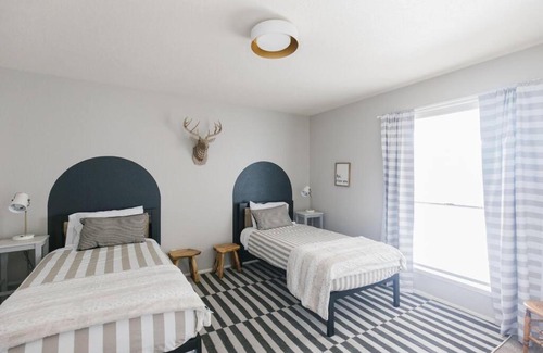 Moon Valley Maison | Spacious Home in Moon Valley- Heated Pool & Spa