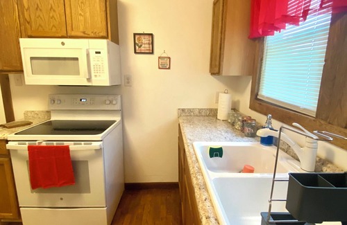 Summerlee Maison | Spacious home in quiet neighborhood. Fenced yard. Easy access to attractions.