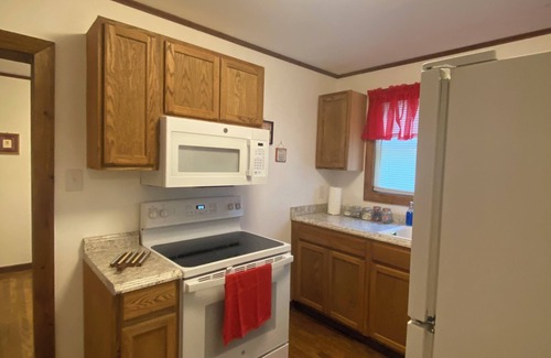 Summerlee Maison | Spacious home in quiet neighborhood. Fenced yard. Easy access to attractions.