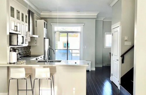 Richmond City Centre Maison | Spacious Home in Richmond with Parking - near Richmond center