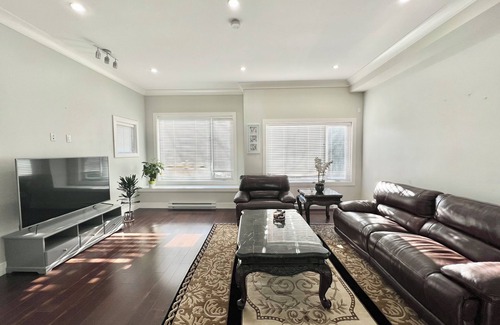 Richmond City Centre Maison | Spacious Home in Richmond with Parking - near Richmond center