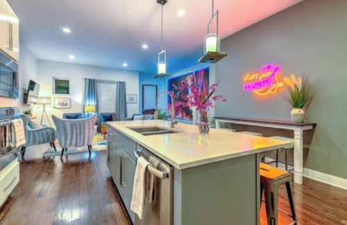 Edgehill Maison | Spacious Home in The Gulch, 14 beds, Skyline Views, best location in Nashville!