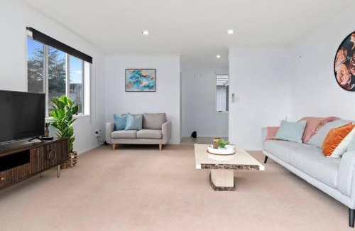 Tauranga Maison | Spacious home on landing drive