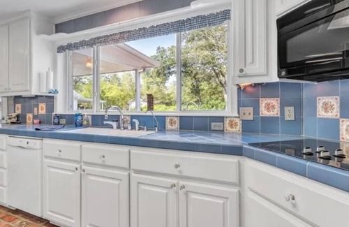 Beverly Estates Maison | Spacious home on private acre lot w/hot tub