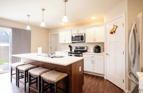 Urbana Maison | Spacious Home, Sauna, Fire Pit, King Bed, UIUC
