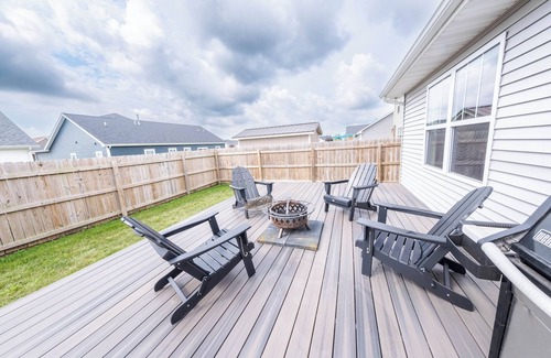 Urbana Maison | Spacious Home, Sauna, Fire Pit, King Bed, UIUC