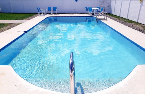 DeLand Maison | Spacious Home, Secluded Saltwater Pool, Central Location.