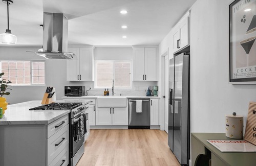 Oak Park Maison | Spacious Home w/Hot Tub & Games 11 Min from Downtown