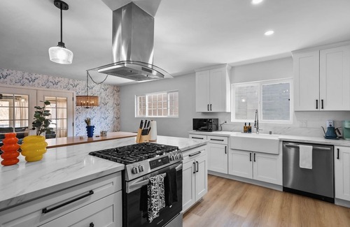 Oak Park Maison | Spacious Home w/Hot Tub & Games 11 Min from Downtown
