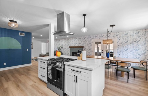 Oak Park Maison | Spacious Home w/Hot Tub & Games 11 Min from Downtown