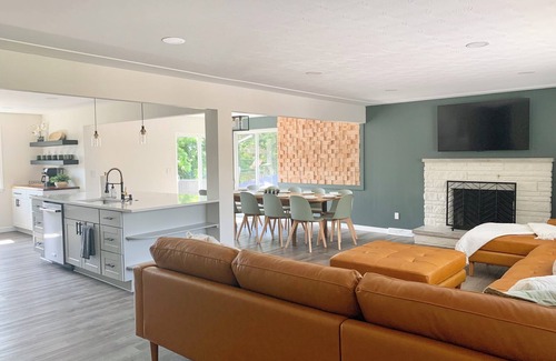 Lamar Heights Area Maison | Spacious home w/raised deck, covered patio, fire pit, games, centrally located
