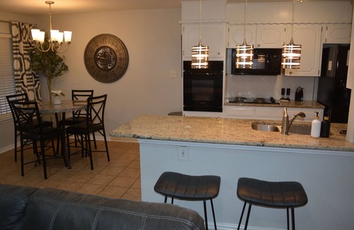 Forest Hill Maison | Spacious Home w/Yard · 15 Min to Fort Worth Fun