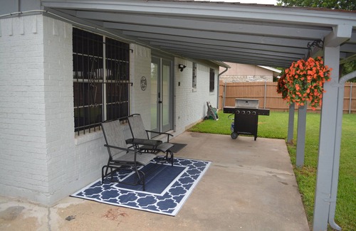 Forest Hill Maison | Spacious Home w/Yard · 15 Min to Fort Worth Fun