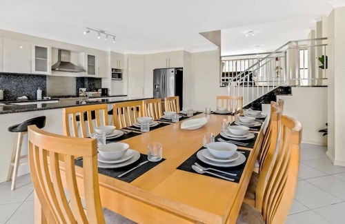 Lake Heights Maison | Spacious Home With Lake Views
