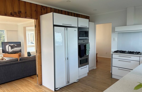 Wellington Maison | Spacious home with coastal views