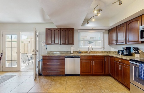 Casa Granada Townhouses Maison | Spacious home with enclosed yard, pool & grill - walk to downtown