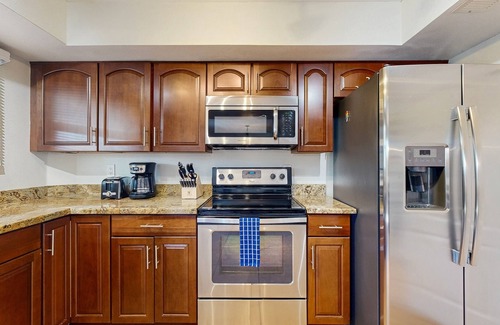 Casa Granada Townhouses Maison | Spacious home with enclosed yard, pool & grill - walk to downtown