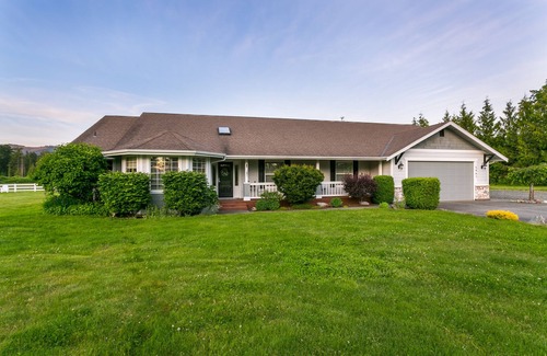 Bellingham Maison | Spacious Home with Pond and Seasonal Mtn View 12 min to Bellingham