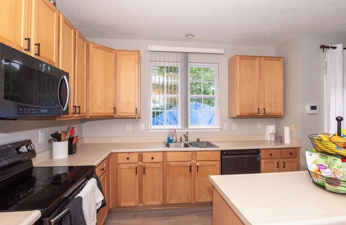 Owings Mills Cabine | Spacious Home with 4BR, 2.5 Bath for 8-10PPLE, with WiFi and free parking