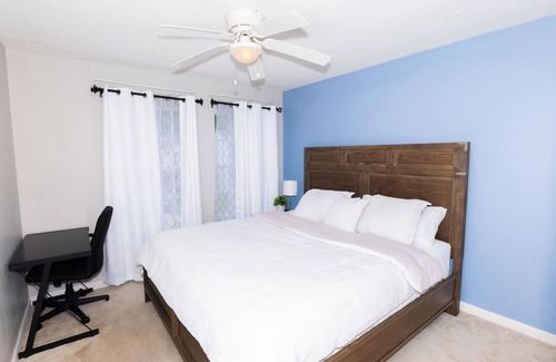 Owings Mills Cabine | Spacious Home with 4BR, 2.5 Bath for 8-10PPLE, with WiFi and free parking