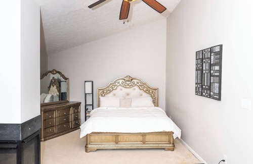 Owings Mills Cabine | Spacious Home with 4BR, 2.5 Bath for 8-10PPLE, with WiFi and free parking