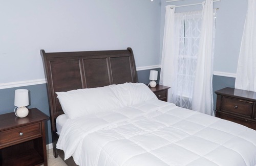 Owings Mills Cabine | Spacious Home with 4BR, 2.5 Bath for 8-10PPLE, with WiFi and free parking
