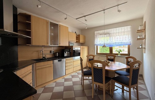 Herbsleben Cottage | Spacious house by the river