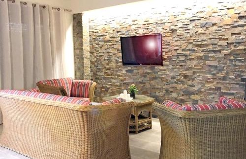Cretas Maison | Spacious House in Cretas with Mountain View