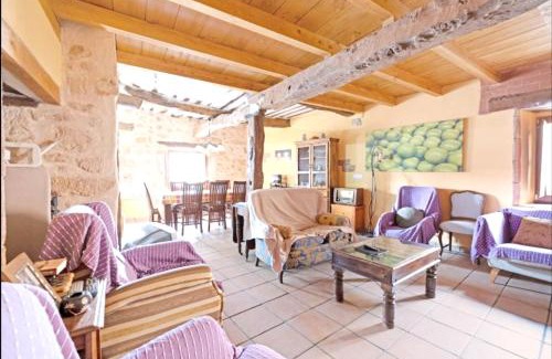 Llano de Bureba Maison | Spacious House in Llano de Bureba with Fireplace & Mountain View