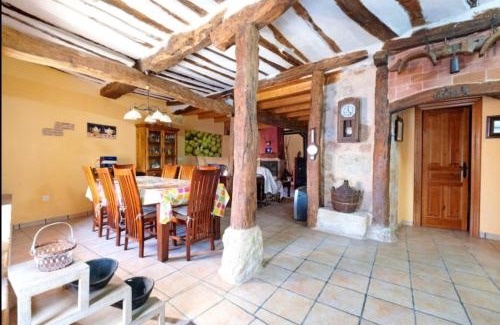 Llano de Bureba Maison | Spacious House in Llano de Bureba with Fireplace & Mountain View