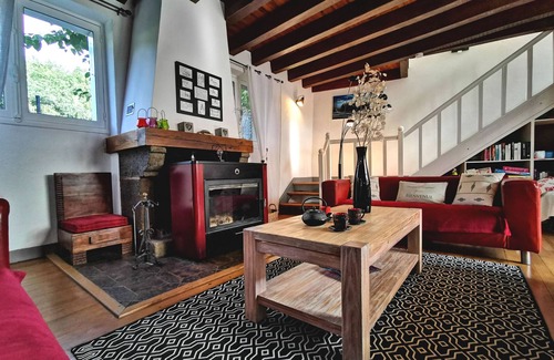 Saint-Vidal Cottage | Grande maison au cœur d'un village historique avec terrasse et WIFI inclus