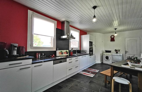 Saint-Vidal Cottage | Grande maison au cœur d'un village historique avec terrasse et WIFI inclus