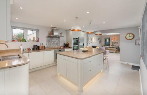 Cheddar Maison | Spacious House in the Heart of Cheddar