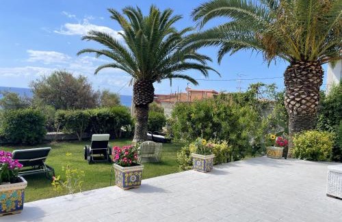 Brancaleone Marina Maison | Spacious house with jacuzzi in Brancaleone Marina