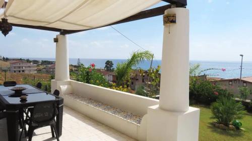 Brancaleone Marina Maison | Spacious house with jacuzzi in Brancaleone Marina