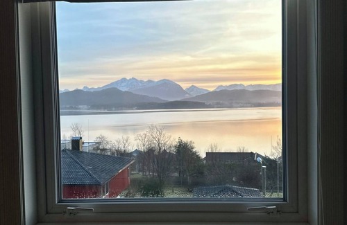 Alesund Maison | Spacious house with views of the fjord and mountains. Close to nature and city.