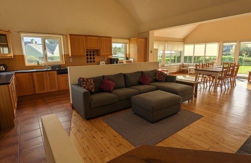 Ballinskelligs Maison | Spacious house right by the sandy, blue flag Ballinskelligs beach, pub, & cafe.