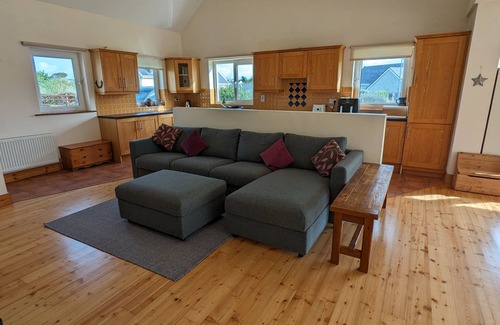 Ballinskelligs Maison | Spacious house right by the sandy, blue flag Ballinskelligs beach, pub, & cafe.