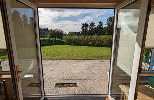 Ballinskelligs Maison | Spacious house right by the sandy, blue flag Ballinskelligs beach, pub, & cafe.