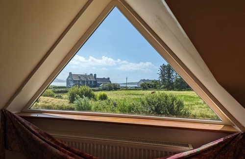 Ballinskelligs Maison | Spacious house right by the sandy, blue flag Ballinskelligs beach, pub, & cafe.