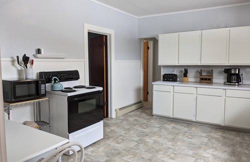 Calumet Maison | Spacious House in the Heights in a quiet Calumet neighborhood