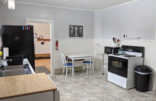 Calumet Maison | Spacious House in the Heights in a quiet Calumet neighborhood