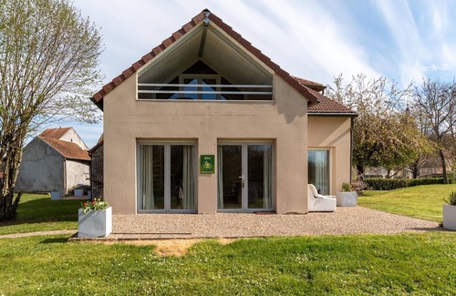 Port-sur-Saone Cottage | Spacious house with garden and river view