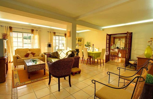 Lagoa e Carvoeiro Villa | Maison spacieuse avec de beaux jardins, piscine privée, table de billard et climatisation.