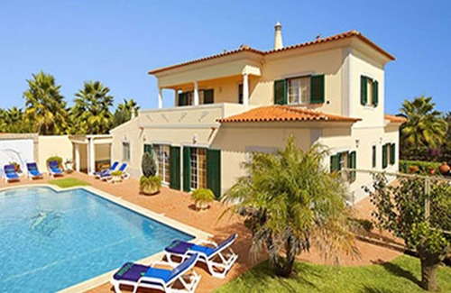 Lagoa e Carvoeiro Villa | Maison spacieuse avec de beaux jardins, piscine privée, table de billard et climatisation.