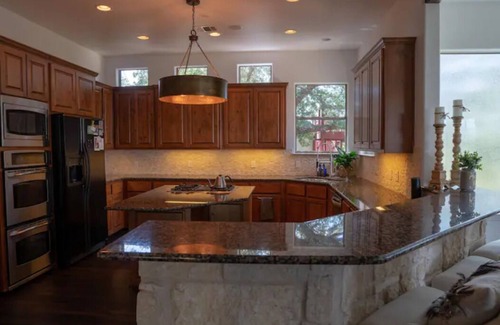 Hughes Park Lake Maison | Spacious house with beautiful Lake Travis views!!
