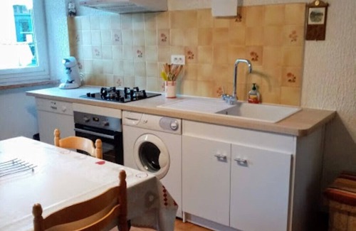 Aigne Maison | Maison au coeur du village spacieuse avec cour interieure au centre du village