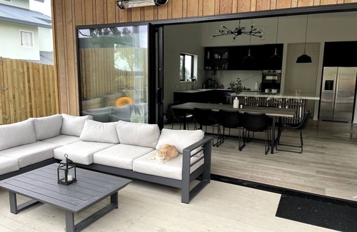 Waihi Beach Maison | Spacious house with pool, hot tub and pool table