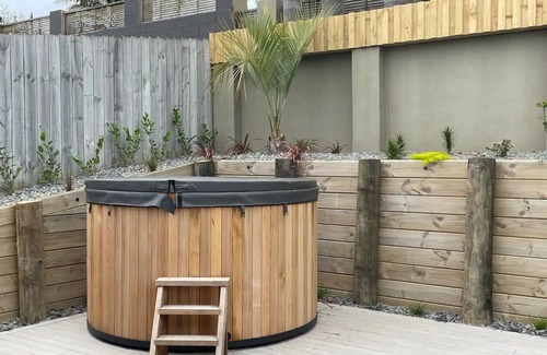 Waihi Beach Maison | Spacious house with pool, hot tub and pool table