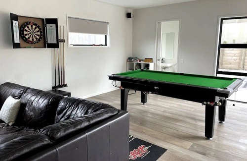 Waihi Beach Maison | Spacious house with pool, hot tub and pool table